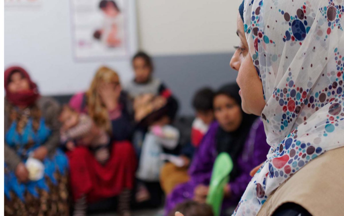 Deutliche Kritik an den geplanten Verschärfungen des Aslyrechts kommt von den Kirchen, aber auch von Richtern und Verfassungsexperten. Foto: Diakonie/Ben Nausner Im Vordergrund sieht man das Profil einer muslimischen Frau mit Kopftuch, im Hintergrund, der unscharf fotografiert ist, sind weitere Frauen zu erkennen.
