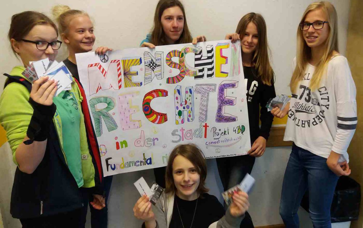 Schülerinnen und Schüler des BRG 19 präsentieren beim Schulfest im Juni ihre Gedanken zum Thema Menschenrechte. (c) Walter Pobaschnig Schülerinnen und Schüler des BRG 19 präsentieren ein Plakat mit ihren Gedanken zum Thema Menschenrechte.