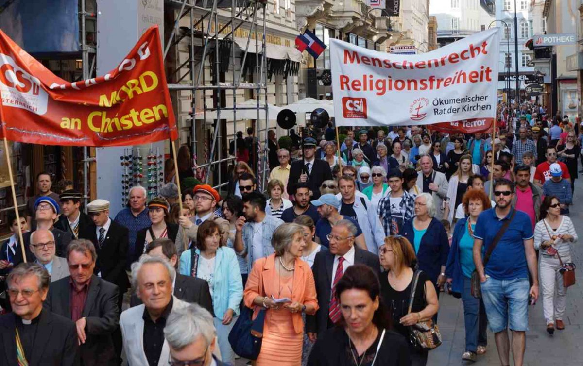 Zu einem Schweigemarsch für verfolgte Christen durch die Wiener Innenstadt hatte die österreichische Sektion von „Christian Solidarity International“ (CSI) am 10. Juni geladen. (Foto: CSI) Zu einem Schweigemarsch für verfolgte Christen durch die Wiener Innenstadt hatte die österreichische Sektion von „Christian Solidarity International“ (CSI) am 10. Juni geladen. (Foto: CSI)