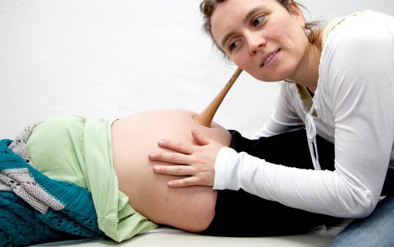 Beim Projekt "Better Start" der Einrichtung AmberMed bekommen unversicherte schwangere Frauen und junge Mütter professionelle Unterstützung und Hilfe, etwa durch Hebammen. (Foto: AmberMed/Nadja Meister) Beim Projekt "Better Start" der Einrichtung AmberMed bekommen unversicherte schwangere Frauen und junge Mütter professionelle Unterstützung und Hilfe, etwa durch Hebammen. (Foto: AmberMed/Nadja Meister)