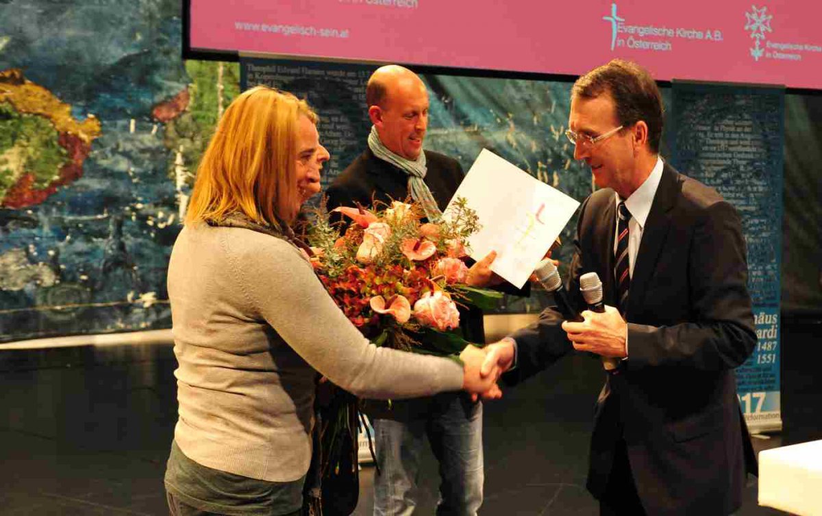 Auch in diesem Jahr werden wieder Projekte für den Diakoniepreis gesucht. Im Vorjahr (Bild) hat die Evangelische Pfarrgemeinde A.B. Klagenfurt-Johanneskirche mit ihrem Projekt "Kirchenbänke on the street" gewonnen. (Foto: epdÖ/M.Uschmann) Es werden Blumen und Urkunden überreicht.
