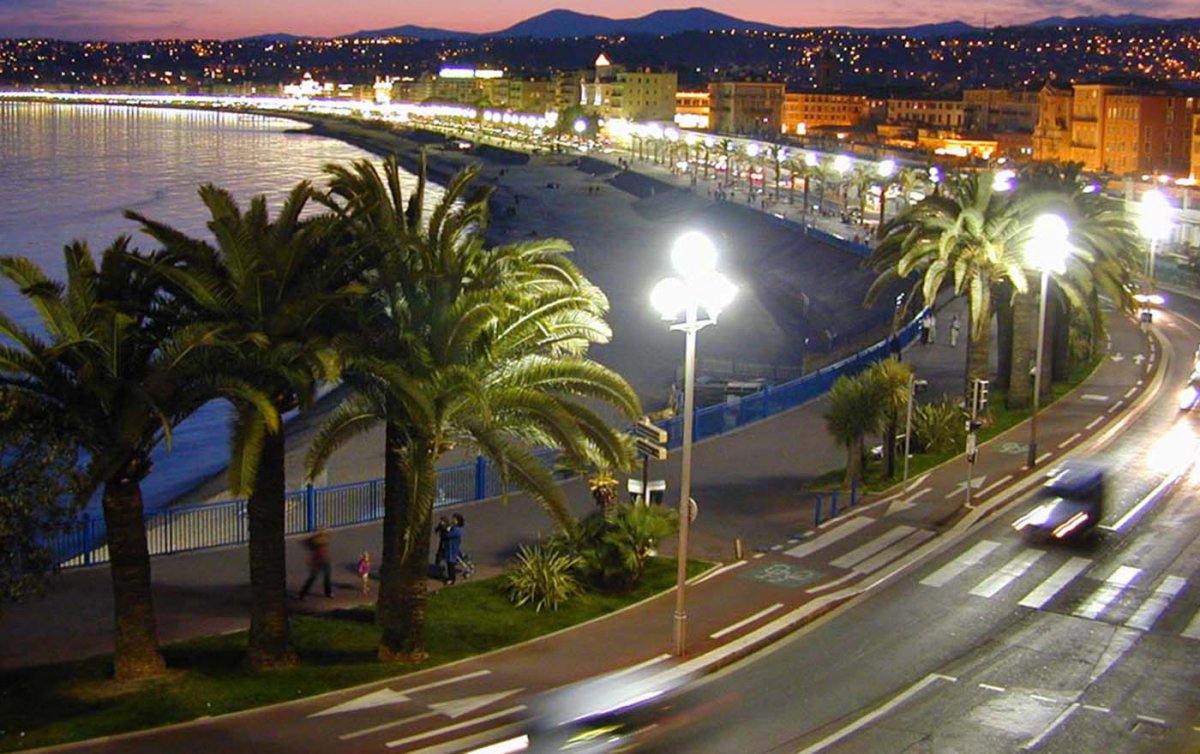 Entsetzen und Erschütterung über den Terroranschlag in Nizza. Im Archivbild die Promenade des Anglais, wo der LKW in die Menschenmenge raste. Foto: wikimedia/Kotasik Promenade von Nizza in abendlicher Stimmung. Foto: wikimedia/Kotasik