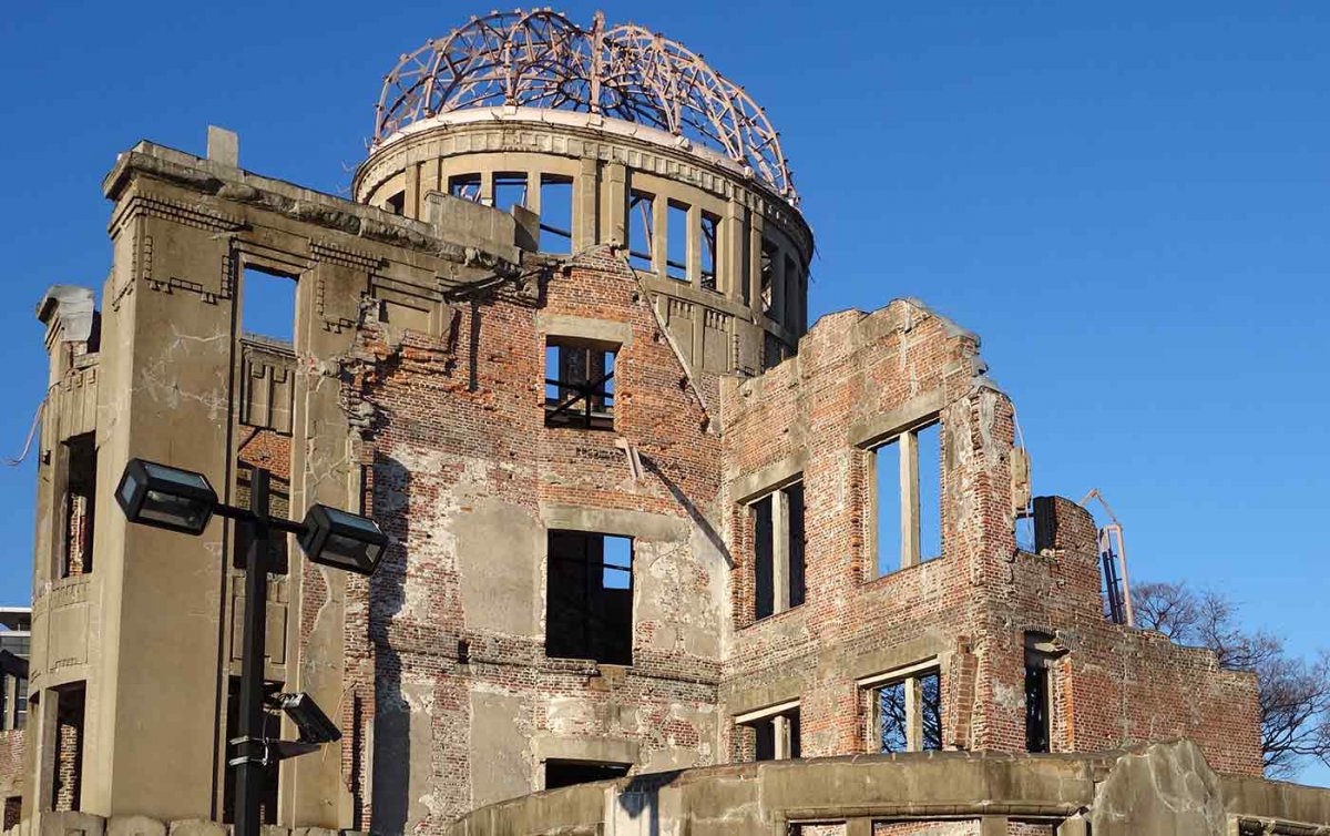 Das Friedensdenkmal in Hiroshima. Das Gebäude wurde am 6. August 1945 durch die abgeworfene US-amerikanische Atombombe zerstört und brannte völlig aus. Foto: wikimedia/oilstreet Das Friedensdenkmal in Hiroshima. Das Gebäude wurde am 6. August 1945 durch die abgeworfene US-amerikanische Atombombe zerstört und brannte völlig aus. Foto: wikimedia/oilstreet