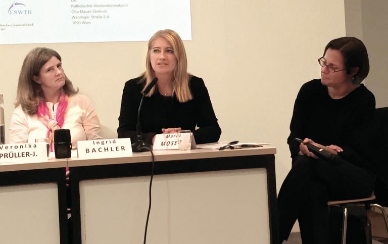 "Papamonate scheitern oft schlicht an ökonomischen Voraussetzungen", so die Personalreferentin der Evangelischen Kirche, Oberkirchenrätin Ingrid Bachler (Bildmitte) bei der Diskussion mit Veronika Prüller-Jagenteufel (li.) und Maria Katharina Moser (re.) "Papamonate scheitern oft schlicht an ökonomischen Voraussetzungen", so die Personalreferentin der Evangelischen Kirche, Oberkirchenrätin Ingrid Bachler (Bildmitte) bei der Diskussion mit Veronika Prüller-Jagenteufel (li.) und Maria Katharina Moser (re.)