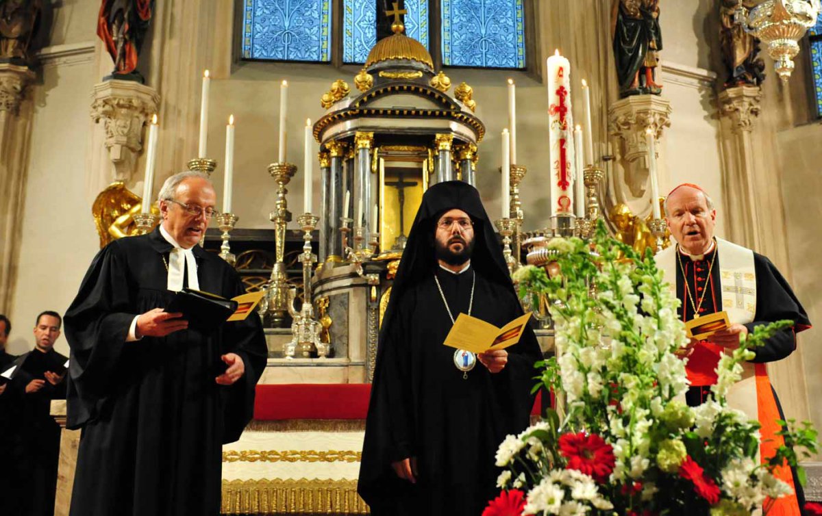 Ein Projekt für gelungene Ökumene zeichnen die Kirchen im Jahr des Reformationsjubiläums aus. Im Bild Bischof Bünker, Metropolit Arsenios und Kardinal Schönborn (v.l.) bei einem ökumenischen Gottesdienst. Foto: epd/Uschmann Ein Projekt für gelungene Ökumene zeichnen die Kirchen im Jahr des Reformationsjubiläums aus. Im Bild Bischof Bünker, Metropolit Arsenios und Kardinal Schönborn (v.l.) bei einem ökumenischen Gottesdienst. Foto: epd/Uschmann