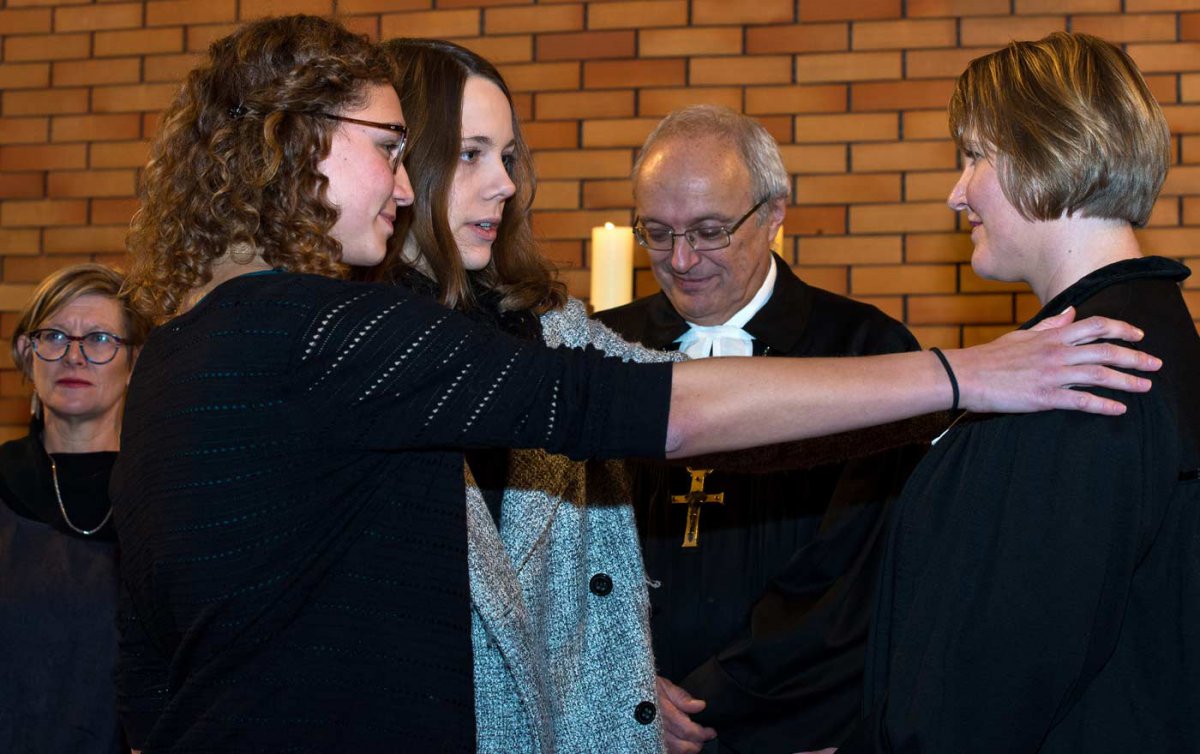 Segenswünsche für die neue Jugendpfarrerin Petra Grünfelder (re.), hier durch die Delegierten der Evangelischen Jugend H.B. Alice Neugebauer und Milena Heussler. Im Hintergrund Oberkirchenrätin Gerhild Herrgesell und Bischof Michael Bünker. Foto: EJÖ/Hoff Segenswünsche für die neue Jugendpfarrerin Petra Grünfelder (re.), hier durch die Delegierten der Evangelischen Jugend H.B. Alice Neugebauer und Milena Heussler. Im Hintergrund Oberkirchenrätin Gerhild Herrgesell und Bischof Michael Bünker. Foto: EJÖ/Hoff