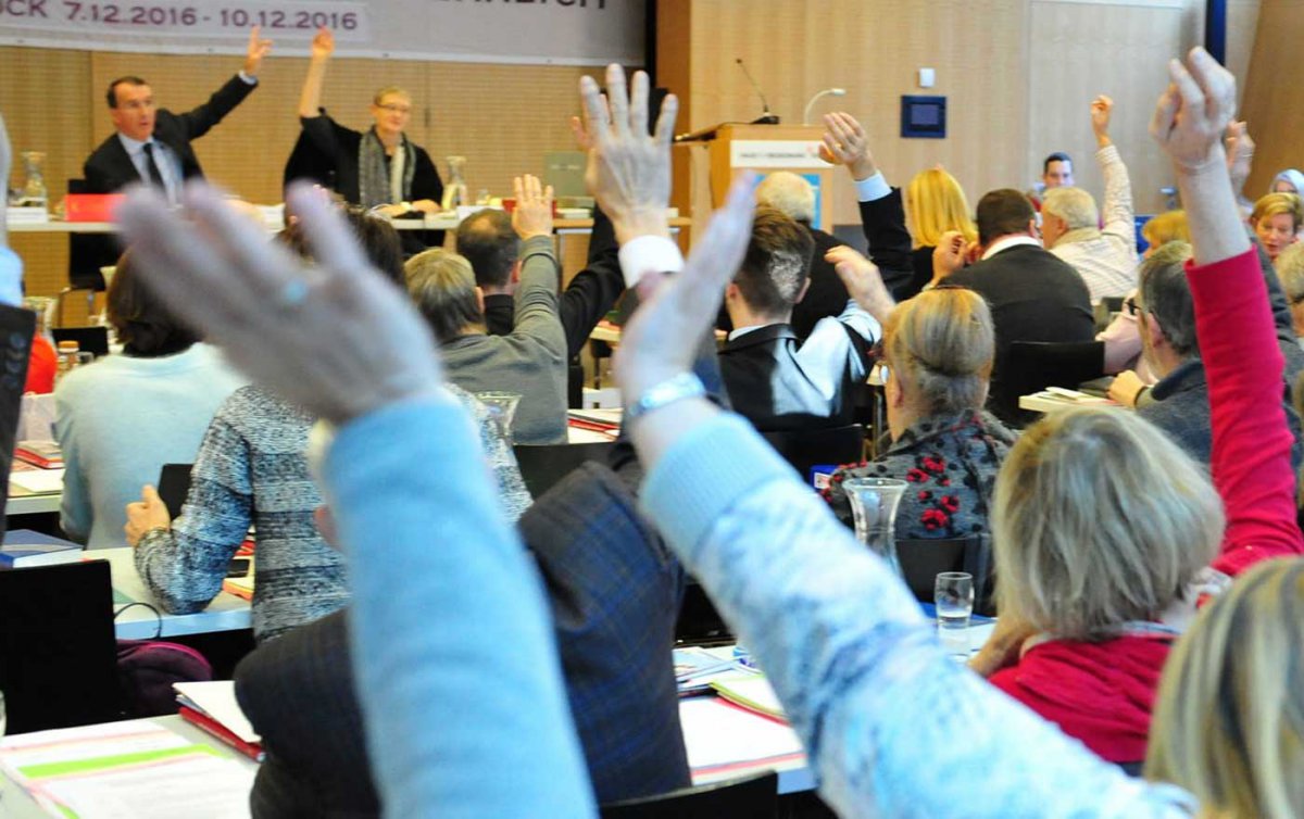 Scharfe Kritik an der aktuellen Abschiebepraxis kommt von der evangelischen Generalsynode, deren Beratungen am Samstag, 10. Dezember, in Innsbruck zu Ende gingen. Foto: epd/Uschmann Scharfe Kritik an der aktuellen Abschiebepraxis kommt von der evangelischen Generalsynode, deren Beratungen am Samstag, 10. Dezember, in Innsbruck zu Ende gingen. Foto: epd/Uschmann