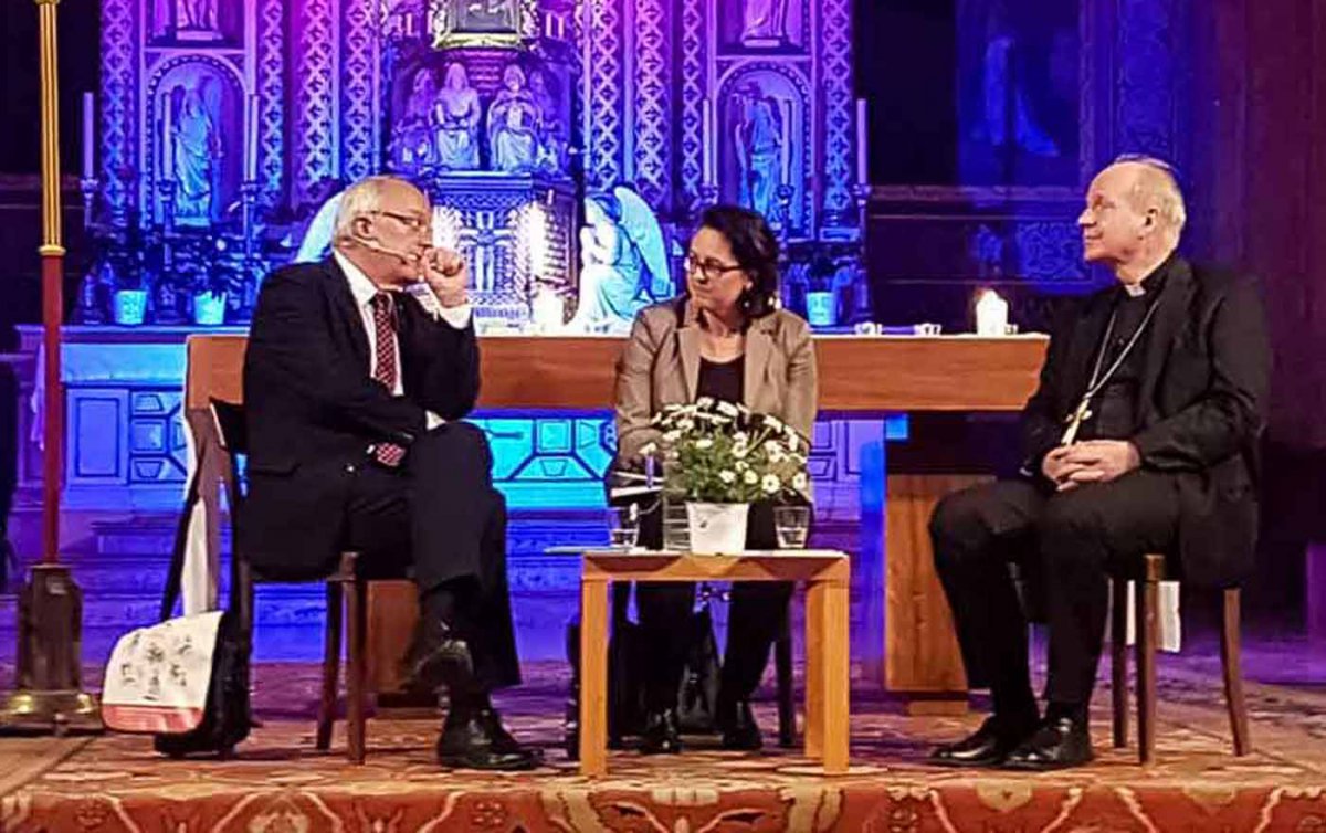 „Late Night Talk“ mit Bischof Michael Bünker und Kardinal Christoph Schönborn in der Kirche St. Johann Nepomuk in Wien. Beide unterstrichen die Bedeutung von mehr Sichtbarkeit für das gesellschaftliche Engagement der Kirchen. Foto: Ulrike Schelander, Mich „Late Night Talk“ mit Bischof Michael Bünker und Kardinal Christoph Schönborn in der Kirche St. Johann Nepomuk in Wien. Beide unterstrichen die Bedeutung von mehr Sichtbarkeit für das gesellschaftliche Engagement der Kirchen. Foto: Ulrike Schelander, Mich