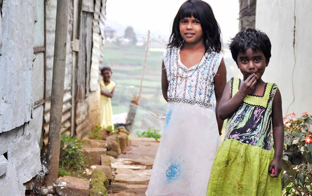 In Sri Lanka werden häufig Kinder als Arbeitskräfte auf Teeplantagen eingesetzt, da sie weniger bezahlt bekommen als Erwachsene. Gemeinsam mit dem Projektpartner ELWF will die Kindernothilfe 350 von ihnen eine Ausbildung ermöglichen. Foto: Kindernothilfe In Sri Lanka werden häufig Kinder als Arbeitskräfte auf Teeplantagen eingesetzt, da sie weniger bezahlt bekommen als Erwachsene. Gemeinsam mit dem Projektpartner ELWF will die Kindernothilfe 350 von ihnen eine Ausbildung ermöglichen. Foto: Kindernothilfe