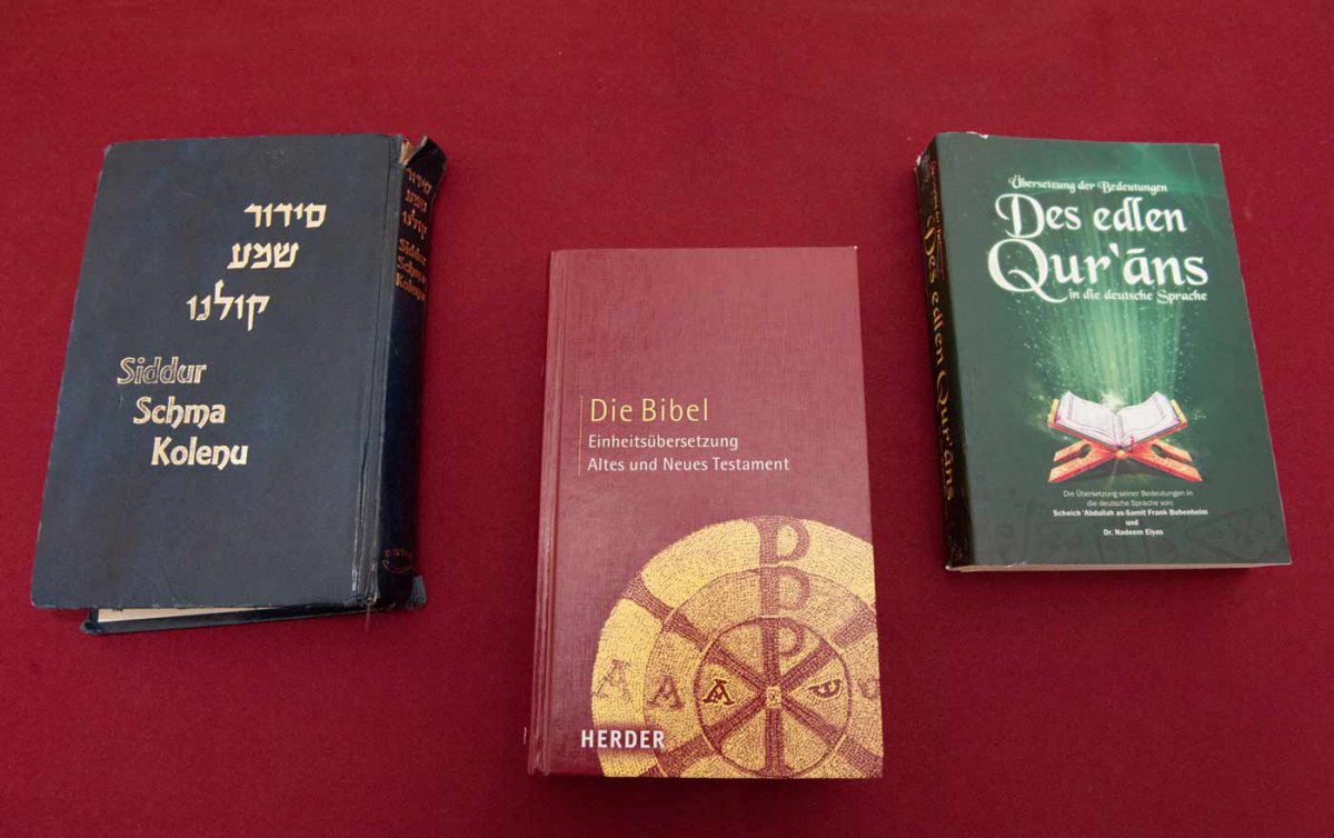 Die Heiligen Schriften der drei abrahamitischen Religionen müssen in heutigen theologischen Entwürfen ebenso berücksichtigt werden wie die Verfassungen der Länder, in denen Christen, Juden und Muslime leben, betont die katholische Theologin Irmtraud Fisch Die Heiligen Schriften der drei abrahamitischen Religionen müssen in heutigen theologischen Entwürfen ebenso berücksichtigt werden wie die Verfassungen der Länder, in denen Christen, Juden und Muslime leben, betont die katholische Theologin Irmtraud Fisch