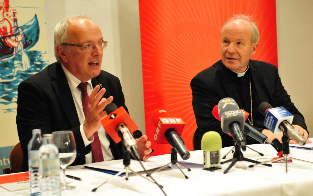 „Die christlichen Kirchen müssen deutlicher miteinander unterwegs sein", sagt Bischof Michael Bünker, hier im Bild mit dem katholischen Erzbischof der Diözese Wien, Kardinal Christoph Schönborn. Foto: epd/Uschmann „Die christlichen Kirchen müssen deutlicher miteinander unterwegs sein", sagt Bischof Michael Bünker, hier im Bild mit dem katholischen Erzbischof der Diözese Wien, Kardinal Christoph Schönborn. Foto: epd/Uschmann