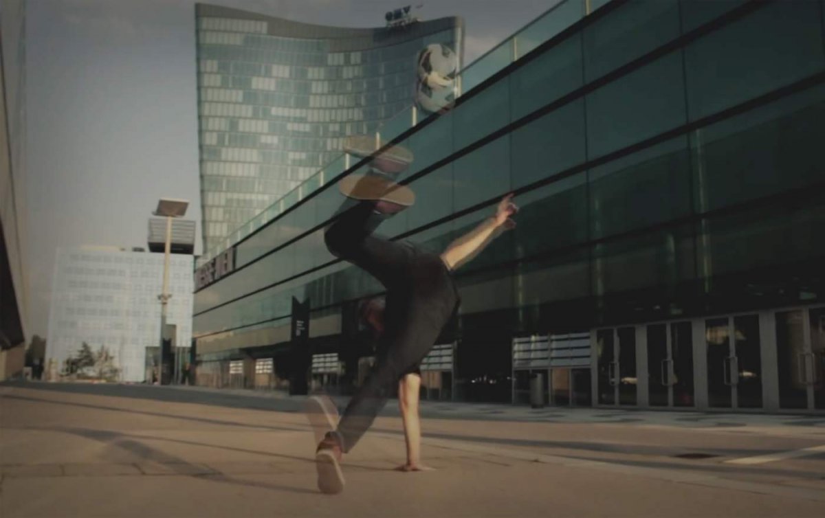 Der Freestyle-Fußballer Martin Schopf zeigt am 30. September am Rathausplatz Kunststücke mit dem runden Leder. Foto: youtube/Screenshot Der Freestyle-Fußballer Martin Schopf zeigt am 30. September am Rathausplatz Kunststücke mit dem runden Leder. Foto: youtube/Screenshot
