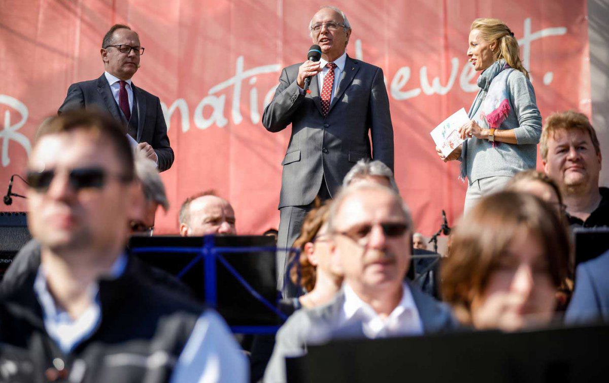 Reformation bewegt - und mehrere tausend Menschen feiern mit. Im Bild Bischof Michael Bünker mit Moderatorin Daniela Philipp und Moderator Gerald Gross bei der Eröffnung. Foto: epd/C. Husar Reformation bewegt - und mehrere tausend Menschen feiern mit. Im Bild Bischof Michael Bünker mit Moderatorin Daniela Philipp und Moderator Gerald Gross bei der Eröffnung. Foto: epd/C. Husar