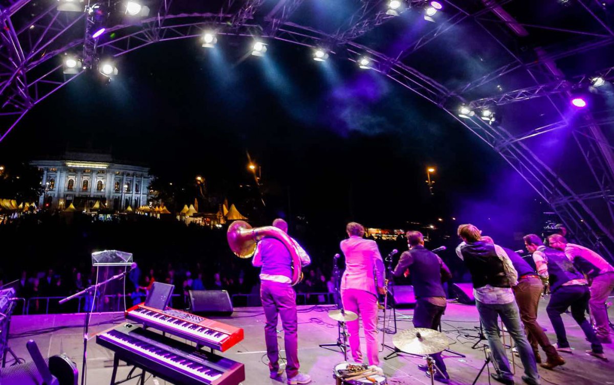 Drei Trompeten, drei Posaunen und ein Helikon - zusammen "Da Blechhauf´n" vor der beeindruckenden Kulisse am Rathausplatz. Foto: epd/C. Husar Drei Trompeten, drei Posaunen und ein Helikon - zusammen "Da Blechhauf´n" vor der beeindruckenden Kulisse am Rathausplatz. Foto: epd/C. Husar