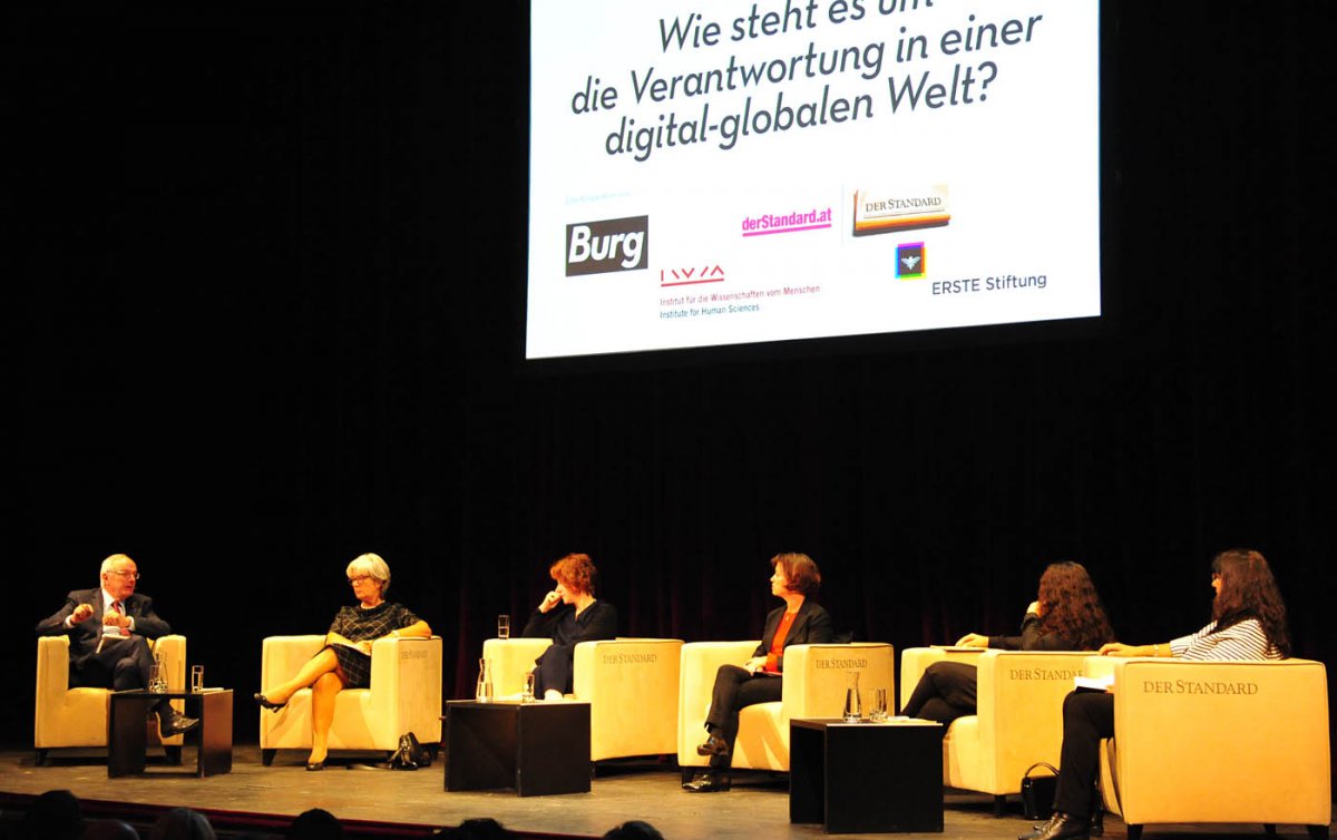 Mit Bischof Michael Bünker diskutierten im Burgtheater die ehemalige Politikerin Heide Schmidt, die Politikwissenschaftlerin Ulrike Guérot, die Moderatorin des Abends, Renata Schmidtkunz, die Theologin Viola Raheb und die Rektorin des Instituts für die Wi