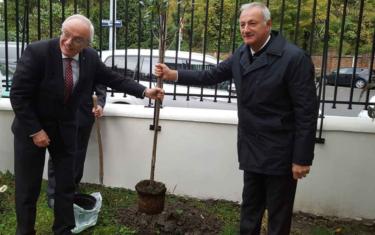 In Wien pflanzten Bischof Michael Bünker und Reinhart Guib, der Bischof der Evangelischen Kirche A.B. in Rumänien, ein Apfelbäumchen als Zeichen der Hoffnung. Foto: epd/T. Dasek In Wien pflanzten Bischof Michael Bünker und Reinhart Guib, der Bischof der Evangelischen Kirche A.B. in Rumänien, ein Apfelbäumchen als Zeichen der Hoffnung. Foto: epd/T. Dasek