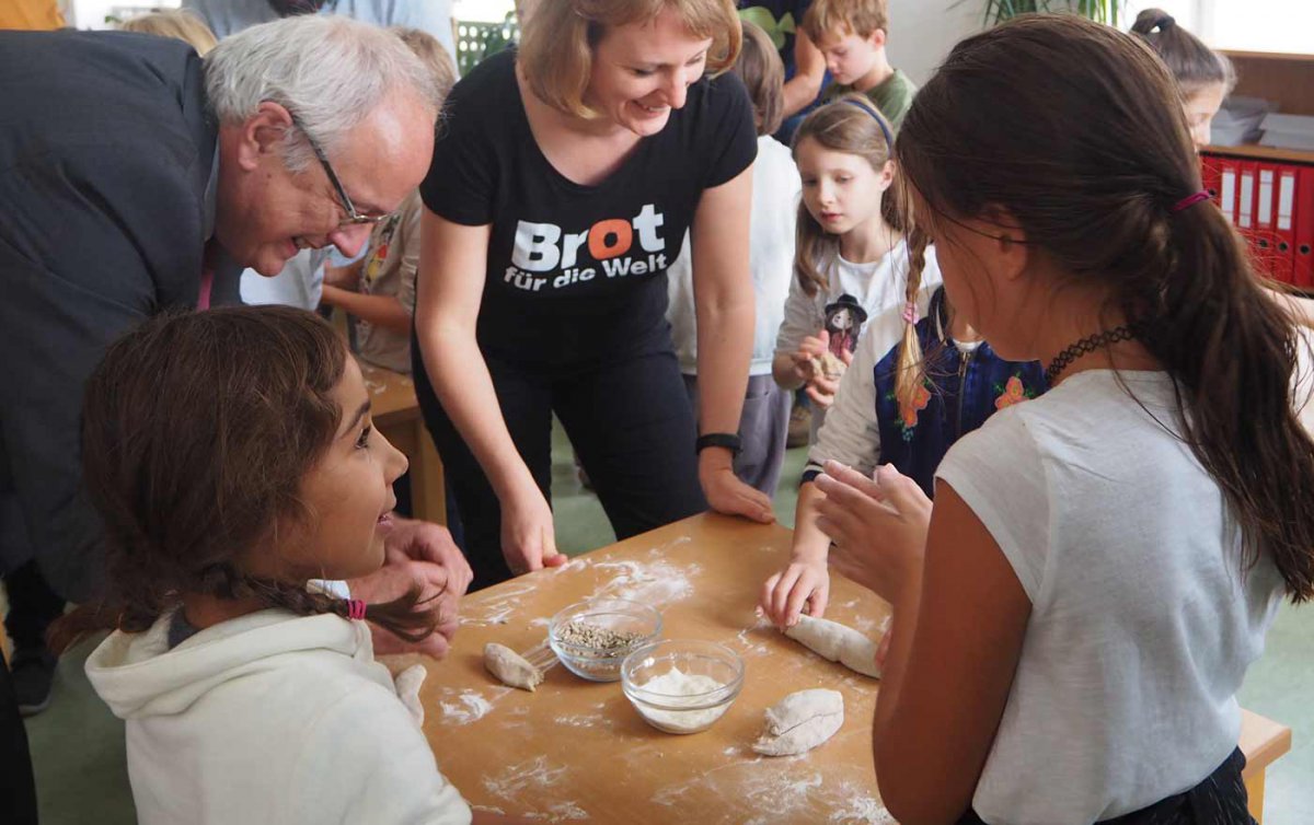 Zum Brotbacken kam Bischof Michael Bünker in die Evangelische Volksschule am Wiener Karlsplatz. Foto: Brot für die Welt Zum Brotbacken kam Bischof Michael Bünker in die Evangelische Volksschule am Wiener Karlsplatz. Foto: Brot für die Welt