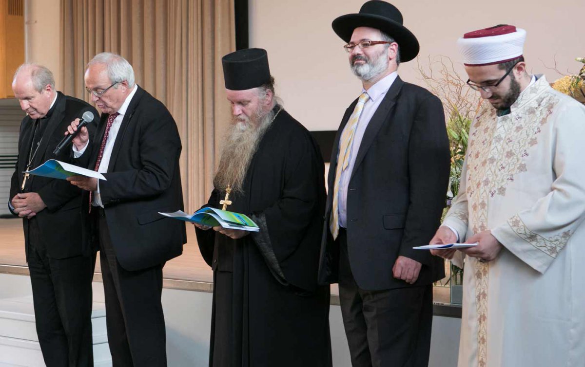 Zusammenarbeit über religiöse Grenzen hinaus als Impuls für die Gesellschaft: Im Bild die Vertreter der Kirchen und Religionsgemeinschaften beim abschließenden Segenswort. Foto: Marion Hofer Zusammenarbeit über religiöse Grenzen hinaus als Impuls für die Gesellschaft: Im Bild die Vertreter der Kirchen und Religionsgemeinschaften beim abschließenden Segenswort. Foto: Marion Hofer