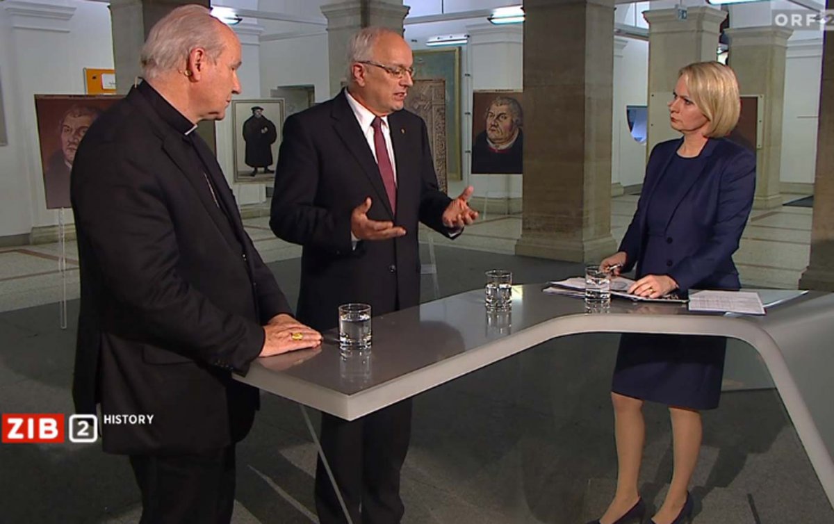 Sprachen sich für eine Ökumene in Verschiedenheit aus: Kardinal Schönborn und Bischof Bünker in der "ZIB 2 History" bei Moderatorin Lou Lorenz-Dittlbacher (v.l.) Foto: ORF/Screenshot Sprachen sich für eine Ökumene in Verschiedenheit aus: Kardinal Schönborn und Bischof Bünker in der "ZIB 2 History" bei Moderatorin Lou Lorenz-Dittlbacher (v.l.) Foto: ORF/Screenshot