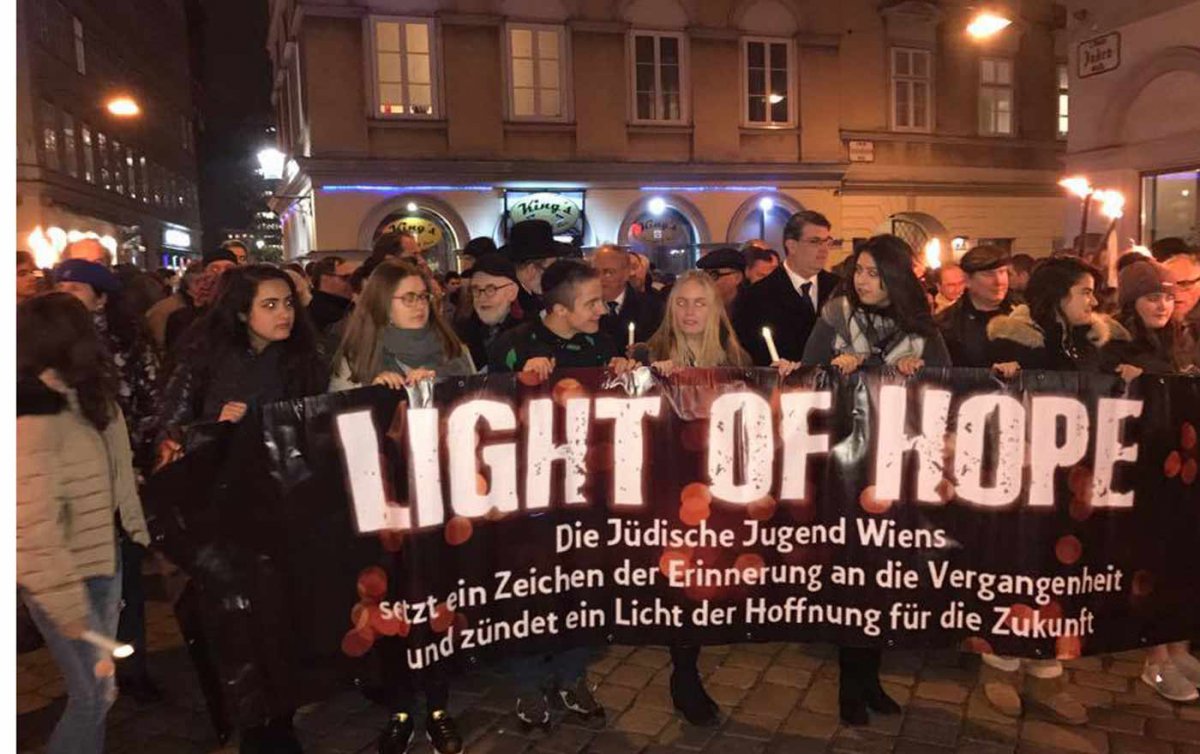Der Lichtermarsch führte durch die Innenstadt zum Juridicum Wien und endete beim Shoah-Denkmal am Judenplaz. Foto: IKG Der Lichtermarsch führte durch die Innenstadt zum Juridicum Wien und endete beim Shoah-Denkmal am Judenplaz. Foto: IKG
