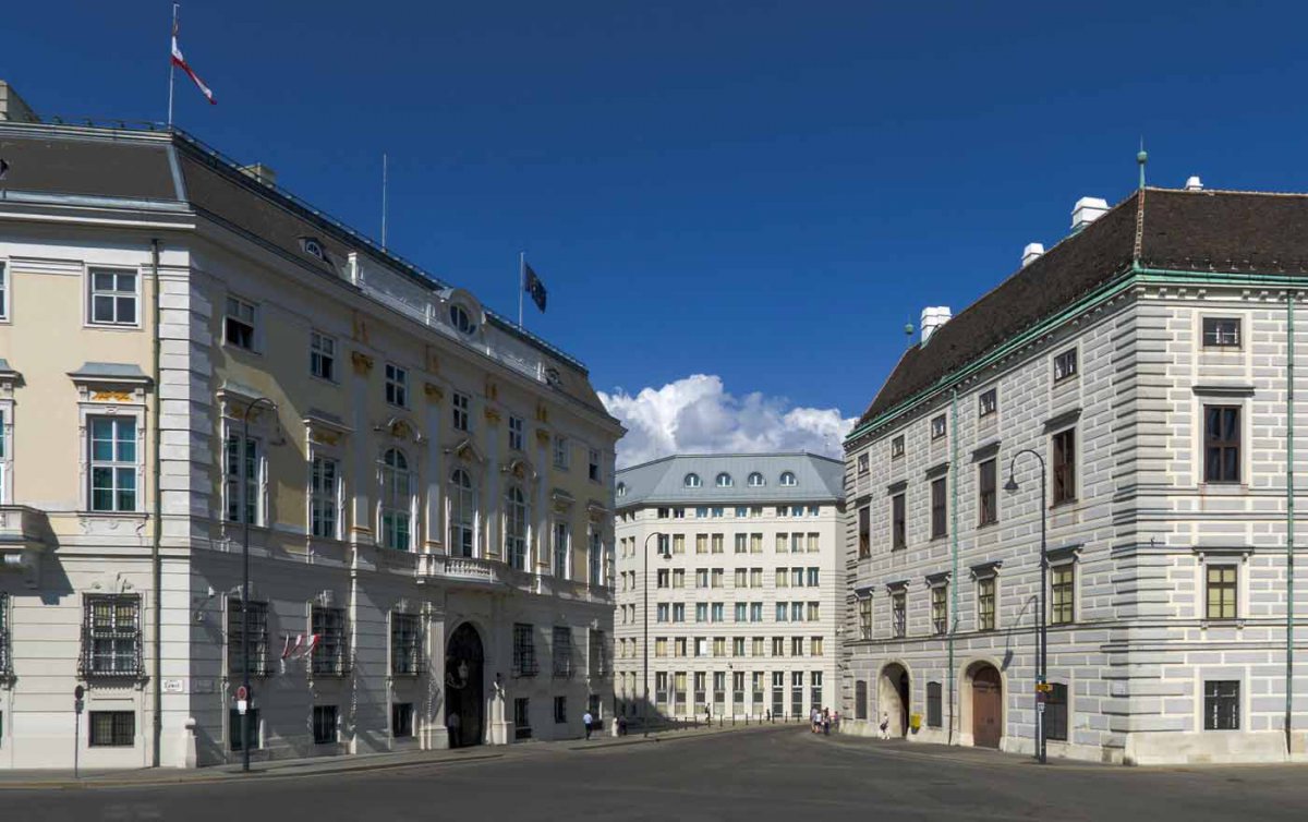 Ausgangspunkt der Lichterkette ist das Bundeskanzleramt am Wiener Ballhausplatz. Foto: wikimedia/Gugerell Ausgangspunkt der Lichterkette ist das Bundeskanzleramt am Wiener Ballhausplatz. Foto: wikimedia/Gugerell