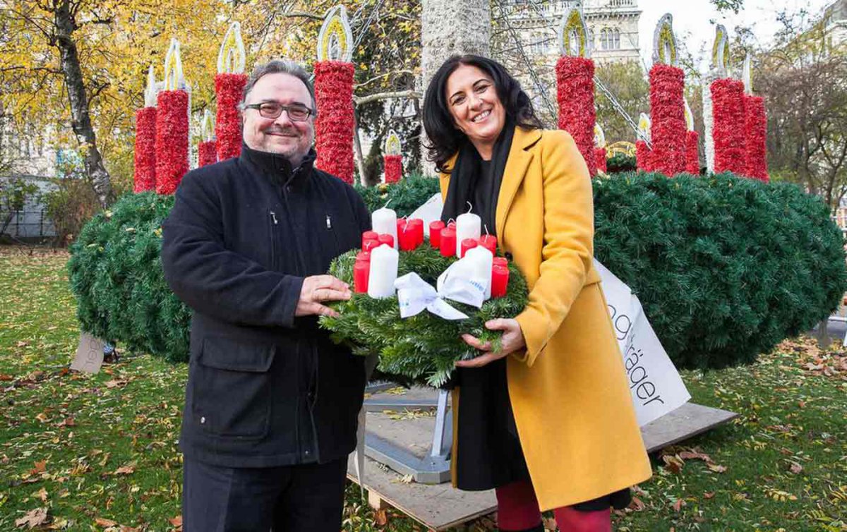 Diakonie-Direktor Michael Chalupka und Gerlinde Riedl, Geschäftsführerin von Stadt Wien Marketing, bei der Präsentation des Diakonie-Adventkranzes am Wiener Rathausplatz. Foto: Diakonie/Nadja Meister Diakonie-Direktor Michael Chalupka und Gerlinde Riedl, Geschäftsführerin von Stadt Wien Marketing, bei der Präsentation des Diakonie-Adventkranzes am Wiener Rathausplatz. Foto: Diakonie/Nadja Meister