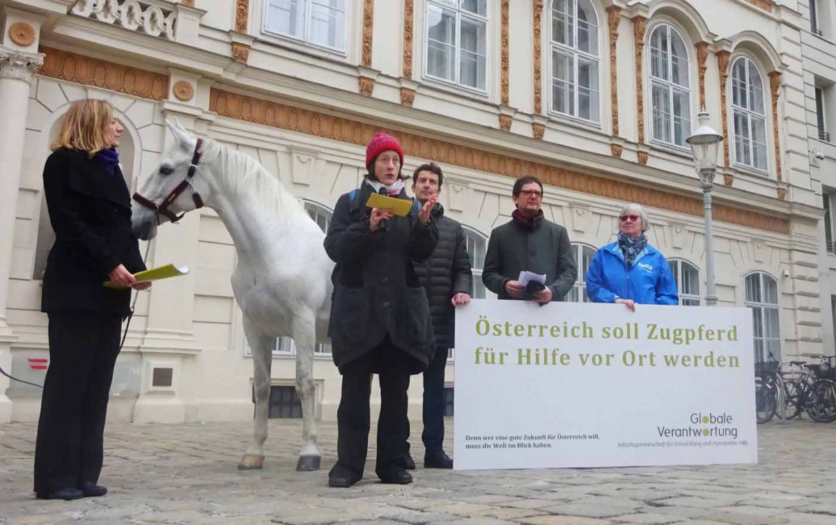 NGO-VertreterInnen vor dem Außenministerium. v.l.: Annelies Vilim (AG Globale Verantwortung), Anja Appel (Koordinierungsstelle der Österreichischen Bischofskonferenz), Walter Hajek (Österreichisches Rotes Kreuz), Christoph Schweifer (Caritas Österreich), NGO-VertreterInnen vor dem Außenministerium. v.l.: Annelies Vilim (AG Globale Verantwortung), Anja Appel (Koordinierungsstelle der Österreichischen Bischofskonferenz), Walter Hajek (Österreichisches Rotes Kreuz), Christoph Schweifer (Caritas Österreich),