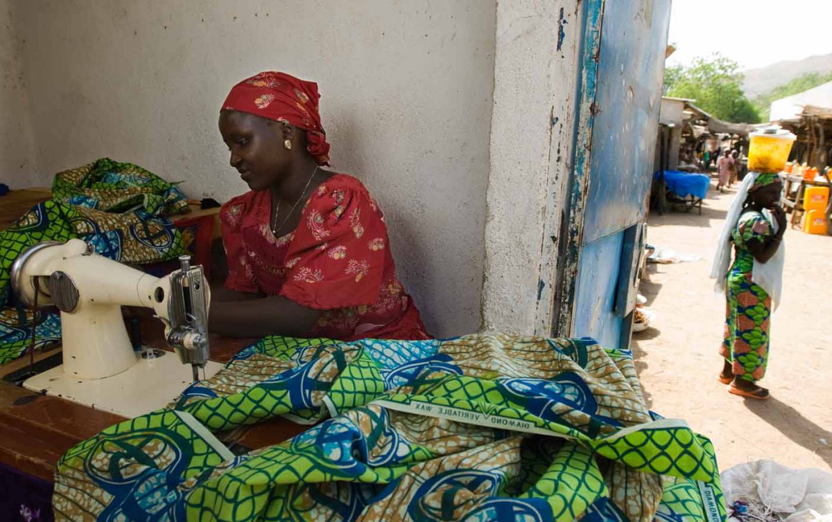 Die Nähwerkstatt in Duala bietet Mädchen und jungen Frauen die Chance auf eine Ausbildung. Foto: Brot für die Welt/Christoph Püschner Die Nähwerkstatt in Duala bietet Mädchen und jungen Frauen die Chance auf eine Ausbildung. Foto: Brot für die Welt/Christoph Püschner