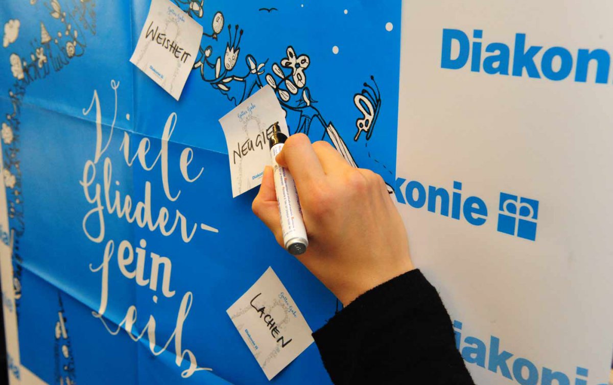 Mithilfe eines Materialpakets können Pfarrgemeinden den Diakoniesonntag gestalten und die Ergebnisse unter dem Hashtag #diakoniesonntag teilen. Foto: epd/M. Uschmann Mithilfe eines Materialpakets können Pfarrgemeinden den Diakoniesonntag gestalten und die Ergebnisse unter dem Hashtag #diakoniesonntag teilen. Foto: epd/M. Uschmann