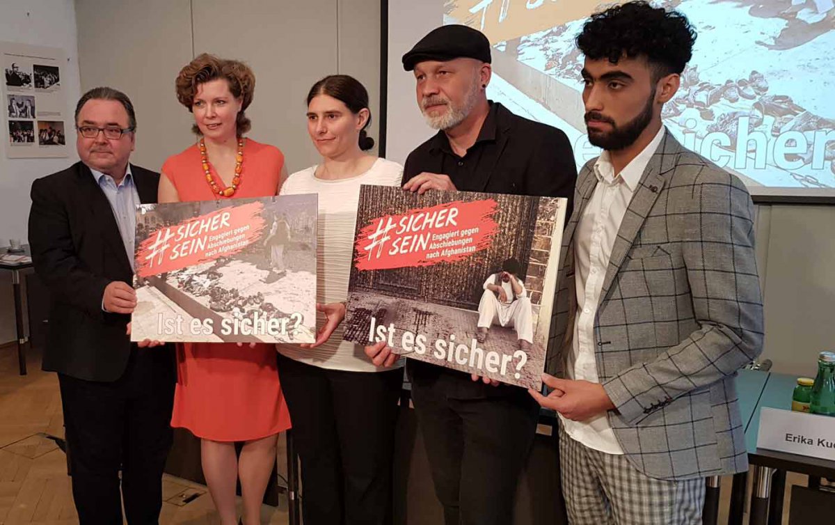 Appellierten an die Bundesregierung, die Situation in Afghanistan neu zu bewerten: Diakonie-Direktor Michael Chalupka, Patin Erika Kudweis, Afghanistan-Expertin Friederike Stahlmann, Volkshilfe-Direktor Erich Fenninger und der Flüchtling Kabir Abbasi. Fot Appellierten an die Bundesregierung, die Situation in Afghanistan neu zu bewerten: Diakonie-Direktor Michael Chalupka, Patin Erika Kudweis, Afghanistan-Expertin Friederike Stahlmann, Volkshilfe-Direktor Erich Fenninger und der Flüchtling Kabir Abbasi. Fot