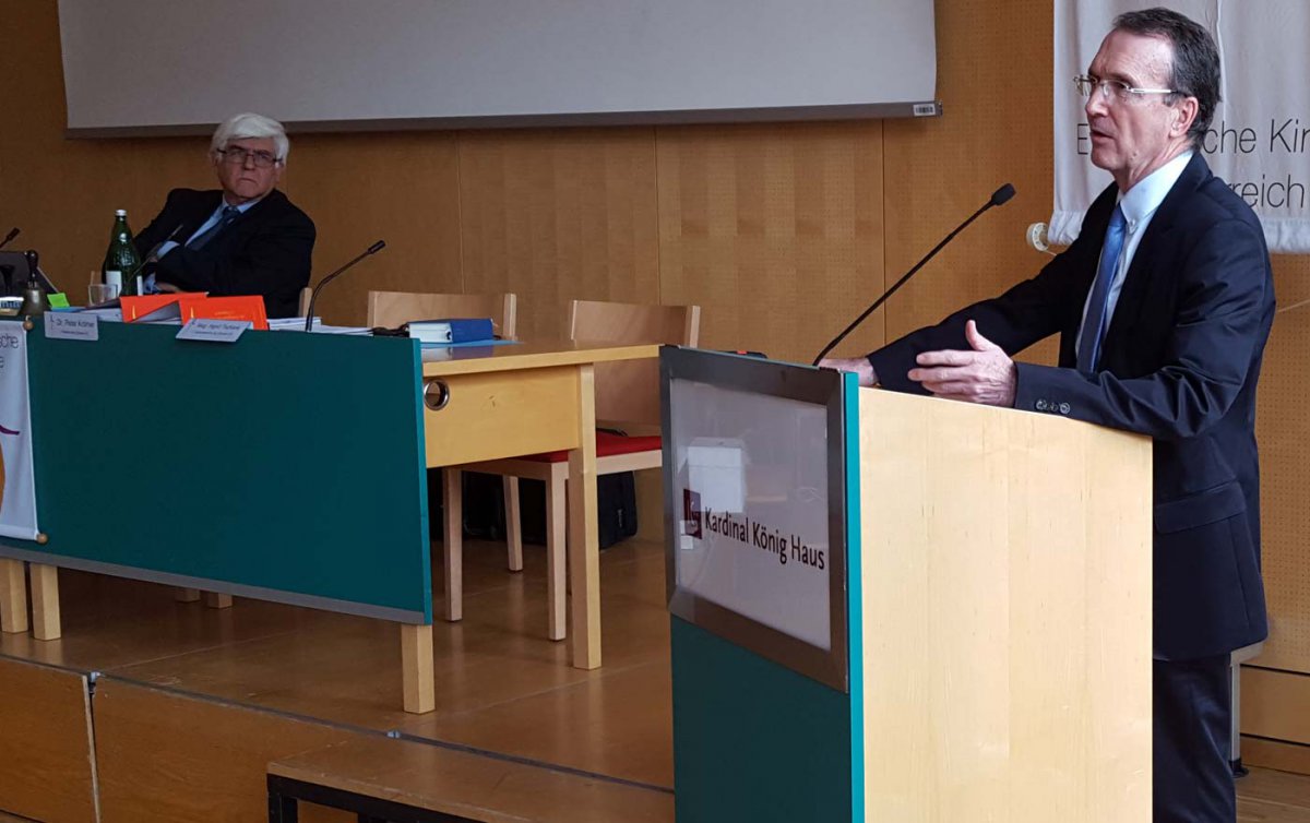 Richtete seinen Dank an die Synodalen: Peter Krömer, seit 26 Jahren Präsident der Synode A.B. Im Hintergrund der stellvertretende Synodenpräsident, Eckart Fussenegger. Foto: epd/T. Dasek Richtete seinen Dank an die Synodalen: Peter Krömer, seit 26 Jahren Präsident der Synode A.B. Im Hintergrund der stellvertretende Synodenpräsident, Eckart Fussenegger. Foto: epd/T. Dasek