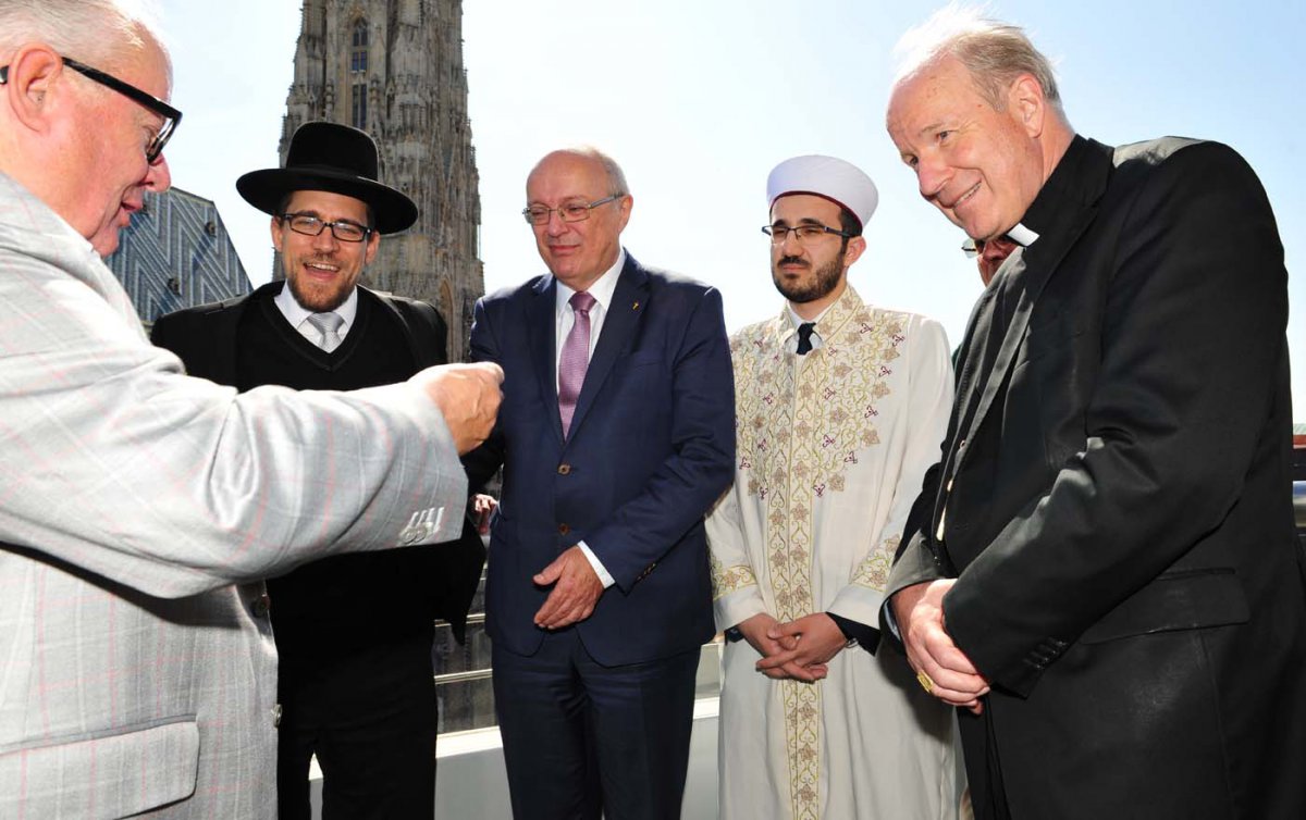 Auf Initiative von Christian Konrad unterzeichneten Gemeinderabbiner Hofmeister, Bischof Bünker, IGGÖ-Präsident Olgun und Kardinal Schönborn (v.l.) die gemeinsame Erklärung zum Weltflüchtlingstag. Foto: epd/Uschmann Auf Initiative von Christian Konrad unterzeichneten Gemeinderabbiner Hofmeister, Bischof Bünker, IGGÖ-Präsident Olgun und Kardinal Schönborn (v.l.) die gemeinsame Erklärung zum Weltflüchtlingstag. Foto: epd/Uschmann