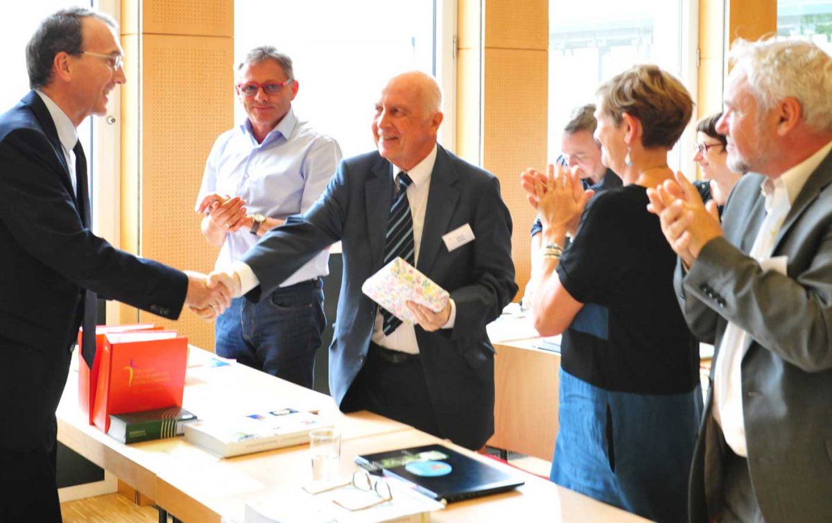 Bei der Synode am 15. Juni dankte Synodenpräsident Peter Krömer Oberkirchenrat Heinz Tichy für seinen Einsatz für die Evangelische Kirche. Foto: epd/Uschmann Bei der Synode am 15. Juni dankte Synodenpräsident Peter Krömer Oberkirchenrat Heinz Tichy für seinen Einsatz für die Evangelische Kirche. Foto: epd/Uschmann