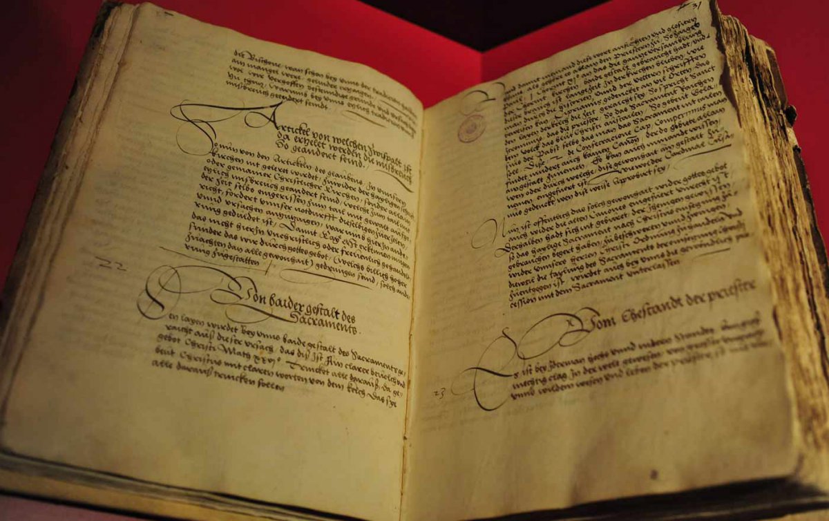 Die Confessio Augustana von 1530 - hier die Artikel über die Sakramente und den Ehestand der Priester. Foto: epd/M. Uschmann Die Confessio Augustana von 1530 - hier die Artikel über die Sakramente und den Ehestand der Priester. Foto: epd/M. Uschmann