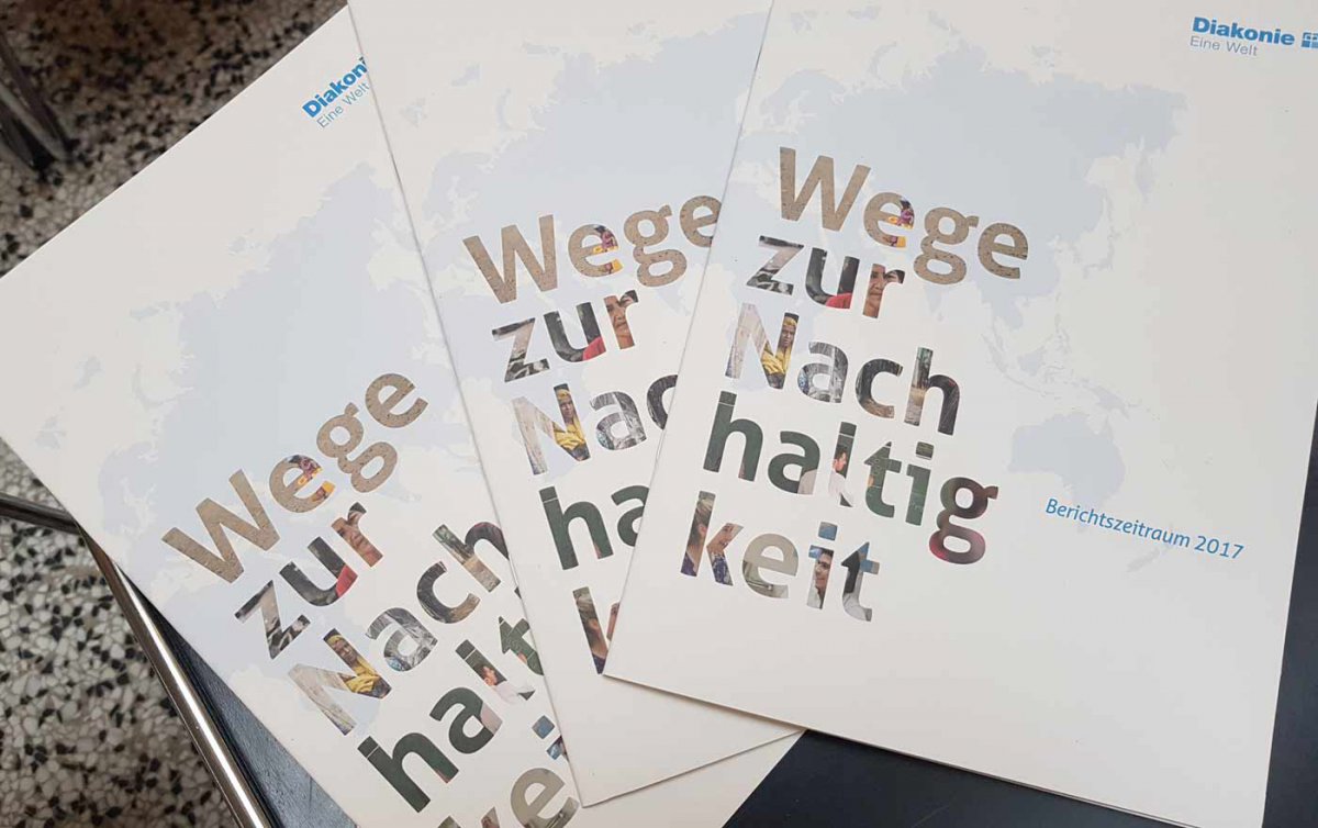 Der Nachhaltigkeitsbericht gibt einen Überblick über die Arbeit der einzelnen Teilbereiche der Diakonie Eine Welt. Foto: epd/Michael Windisch Der Nachhaltigkeitsbericht gibt einen Überblick über die Arbeit der einzelnen Teilbereiche der Diakonie Eine Welt. Foto: epd/Michael Windisch