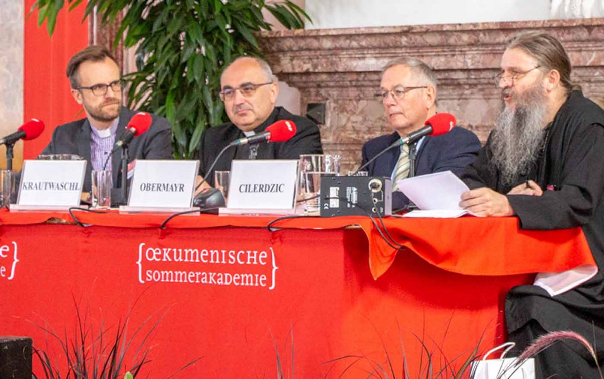 Im Gespräch über Kirche 4.0: Superintendent Lars Müller-Marienburg, der römisch-katholische Diözesanbischof Wilhelm Krautwaschl, Moderator Helmut Obermayr, und der serbisch-orthodoxe Bischof Andrej Cilerdzic (v.l.). Foto: Dioezese Linz/Julia Engleder Im Gespräch über Kirche 4.0: Superintendent Lars Müller-Marienburg, der römisch-katholische Diözesanbischof Wilhelm Krautwaschl, Moderator Helmut Obermayr, und der serbisch-orthodoxe Bischof Andrej Cilerdzic (v.l.). Foto: Dioezese Linz/Julia Engleder