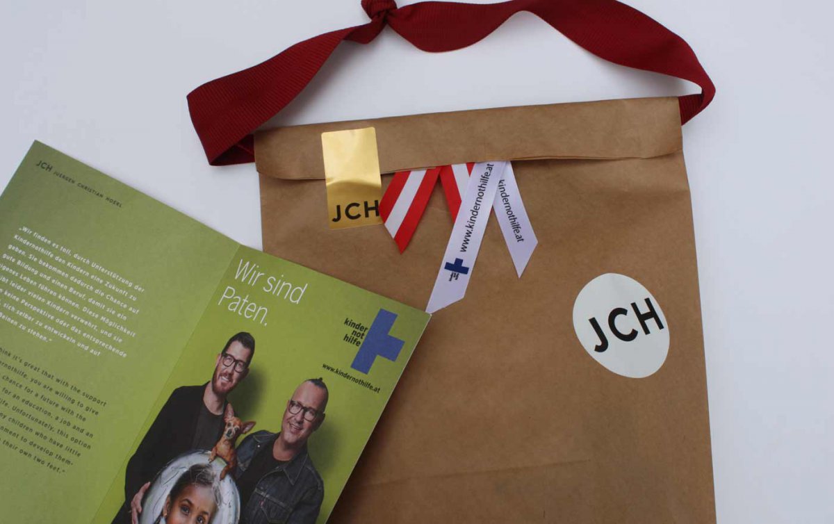 Designer Juergen Christian Hoerl und sein Geschäftspartner Martin Wagner vom Wiener Modelabel JCH sind die neuen Testimonials für der Kindernothilfe. Foto: Kindernothilfe Designer Juergen Christian Hoerl und sein Geschäftspartner Martin Wagner vom Wiener Modelabel JCH sind die neuen Testimonials für der Kindernothilfe. Foto: Kindernothilfe
