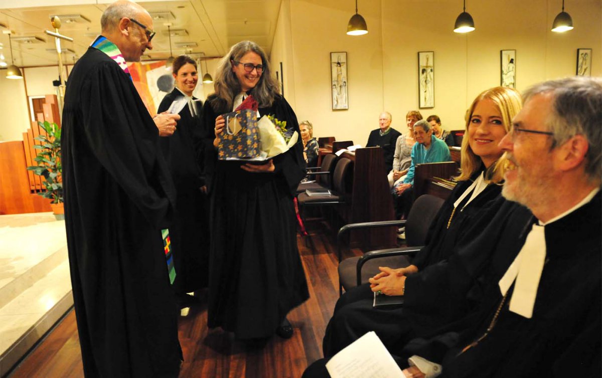Im Rahmen des Festgottesdiensts (v.l.): Pfarrer Arno Preis, Pfarrerin Marietta Geuder-Mayrhofer, Pfarrerin Margit Leuthold, Oberkirchenrätin Ingrid Bachler und Superintendent Hansjörg Lein. Foto: epd/Uschmann Im Rahmen des Festgottesdiensts (v.l.): Pfarrer Arno Preis, Pfarrerin Marietta Geuder-Mayrhofer, Pfarrerin Margit Leuthold, Oberkirchenrätin Ingrid Bachler und Superintendent Hansjörg Lein. Foto: epd/Uschmann