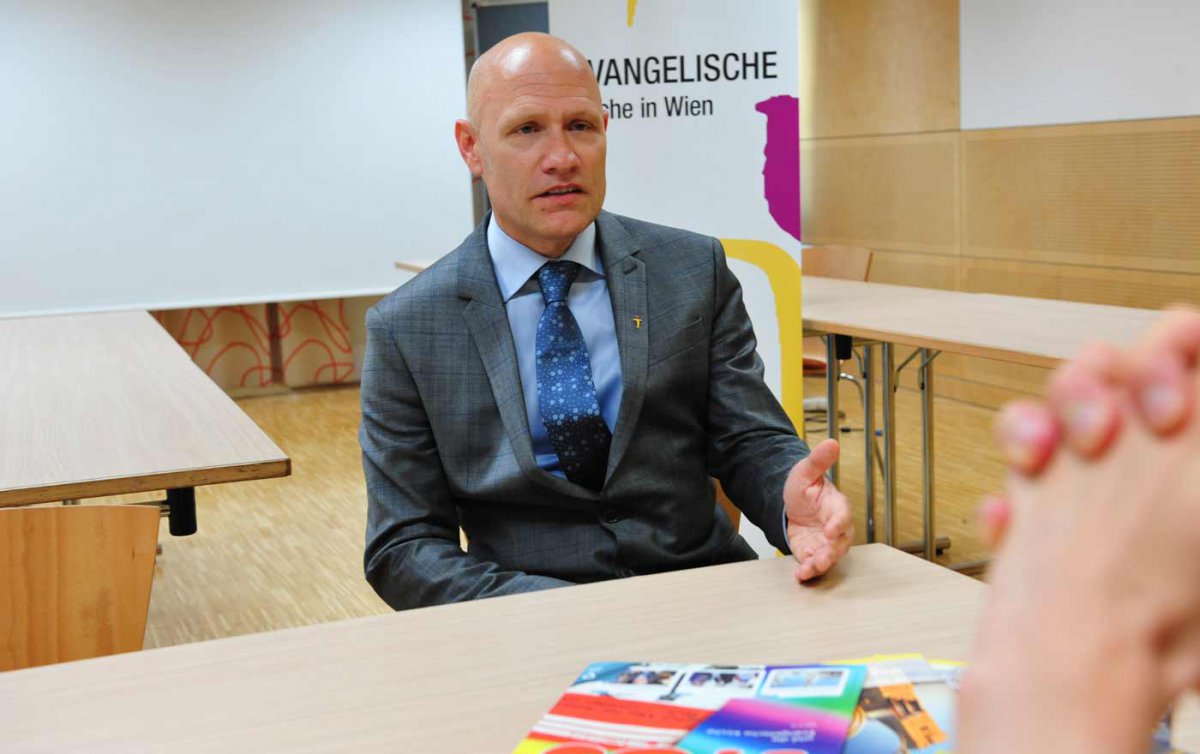 "Wo Stimmen laut werden, wer aller nicht sozialer Unterstützung in entsprechendem Umfang wert ist, dort möchte ich, dass wir als Evangelische uns dagegen aussprechen.“ Matthias Geist im Interview mit der Wiener Zeitung. Foto: epd/Uschmann "Wo Stimmen laut werden, wer aller nicht sozialer Unterstützung in entsprechendem Umfang wert ist, dort möchte ich, dass wir als Evangelische uns dagegen aussprechen.“ Matthias Geist im Interview mit der Wiener Zeitung. Foto: epd/Uschmann