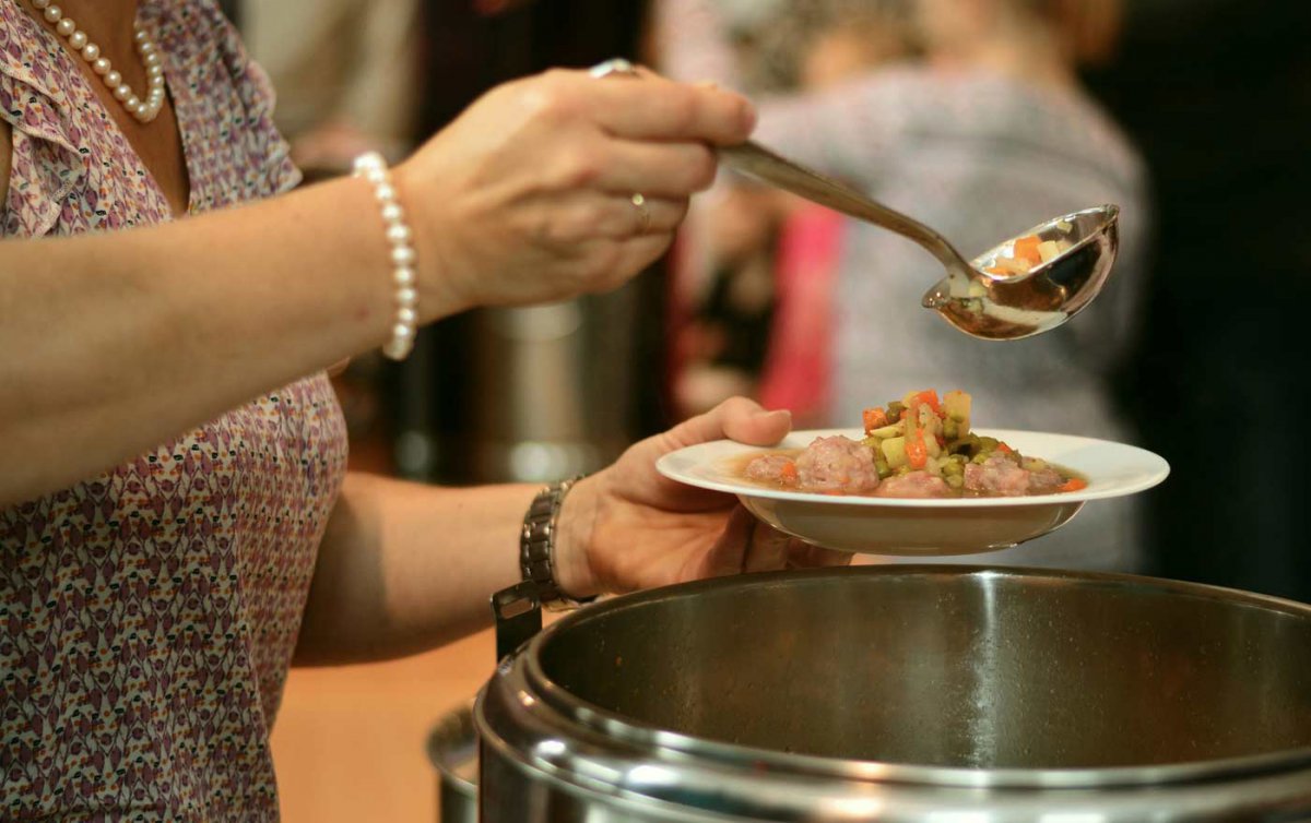 &quot;Niemand will hungern, deshalb sollen wir den Hungrigen zu Essen geben, niemand will durstig sein, deshalb sollen wir Dürstenden zu trinken geben, niemand will schutzlos sein, deshalb sollen wir die Fremden aufnehmen.&quot; Foto: pixabay