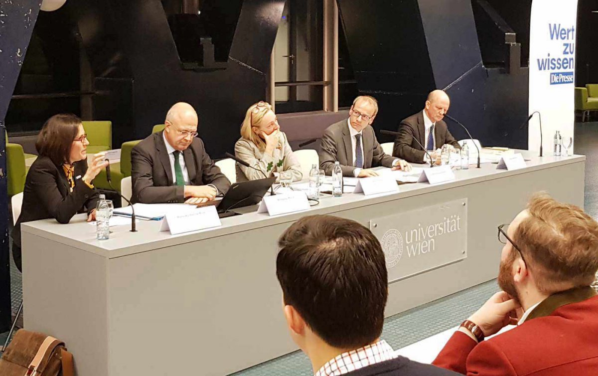 Diskutierten am Wiener Juridicum (v.l.): Diakonie-Direktorin Maria Katharina Moser, der Jurist Wolfgang Mazal, die Ökonomin Barbara Kolm, Moderator Benedikt Kommenda und der Jurist Ewald Wiederin. Foto: epd/Michael Windisch Diskutierten am Wiener Juridicum (v.l.): Diakonie-Direktorin Maria Katharina Moser, der Jurist Wolfgang Mazal, die Ökonomin Barbara Kolm, Moderator Benedikt Kommenda und der Jurist Ewald Wiederin. Foto: epd/Michael Windisch
