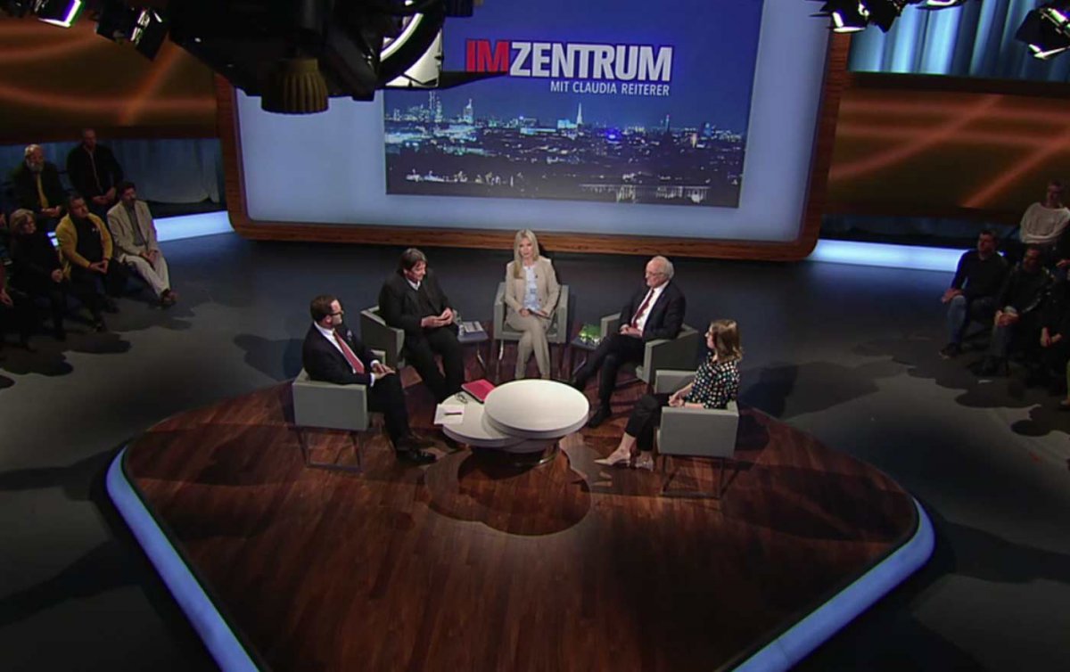 Diskutierten "Im Zentrum": NEOS-Wirtschaftssprecher Sepp Schellhorn, SPÖ-Sozialsprecher Josef Muchitsch, Moderatorin Claudia Reiterer, Bischof Michael Bünker und Arbeitsrechtsexpertin Katharina Körber-Risak (v.l.). Foto: ORF/Screenshot Diskutierten "Im Zentrum": NEOS-Wirtschaftssprecher Sepp Schellhorn, SPÖ-Sozialsprecher Josef Muchitsch, Moderatorin Claudia Reiterer, Bischof Michael Bünker und Arbeitsrechtsexpertin Katharina Körber-Risak (v.l.). Foto: ORF/Screenshot