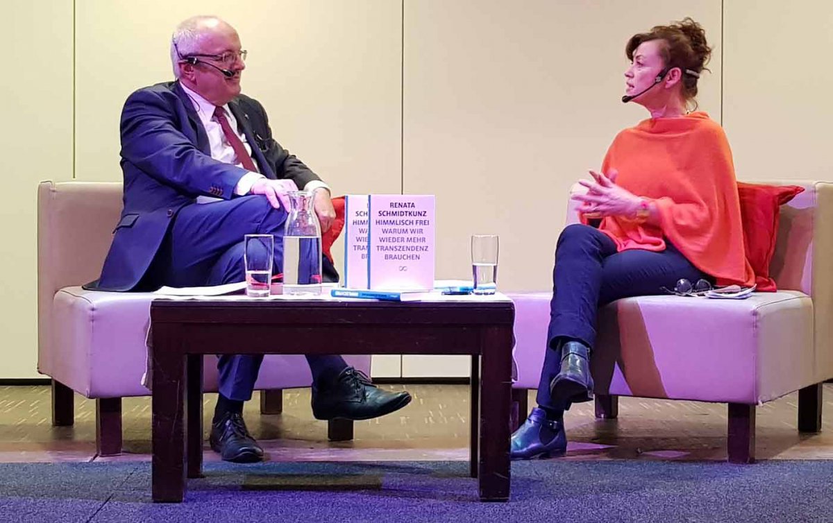 „Immer steht einer Freiheitsbewegung ein Gedanke voran. Das gilt es wieder zu vergegenwärtigen.“ Renata Schmidtkunz im Gespräch mit Bischof Michael Bünker. Foto: epd/Windisch „Immer steht einer Freiheitsbewegung ein Gedanke voran. Das gilt es wieder zu vergegenwärtigen.“ Renata Schmidtkunz im Gespräch mit Bischof Michael Bünker. Foto: epd/Windisch