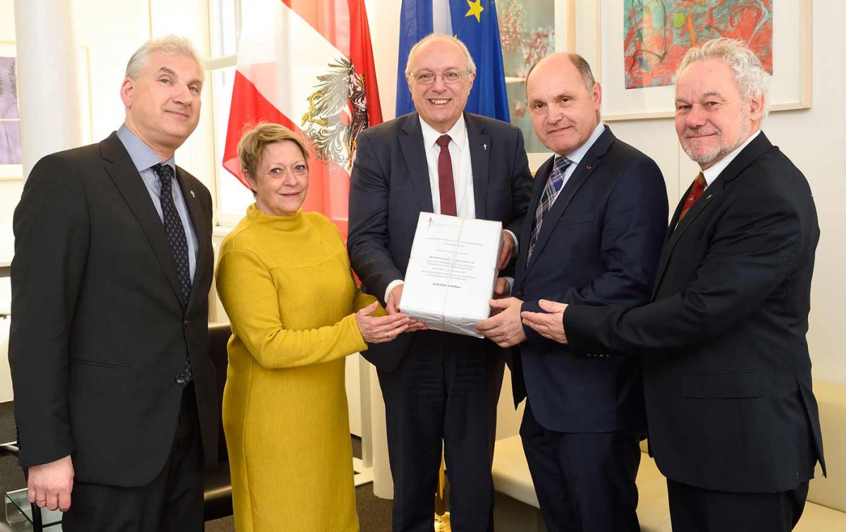 32.000 Unterschriften als Zeichen für den &quot;großen Unmut&quot; unter den Evangelischen: Bei der Übergabe der Petition (v.l.) Landessuperintendent Thomas Hennefeld, Synoden-Vizepräsidentin Gisela Malekpour, Bischof Michael Bünker, Nationalratspräsident Wolfgang 