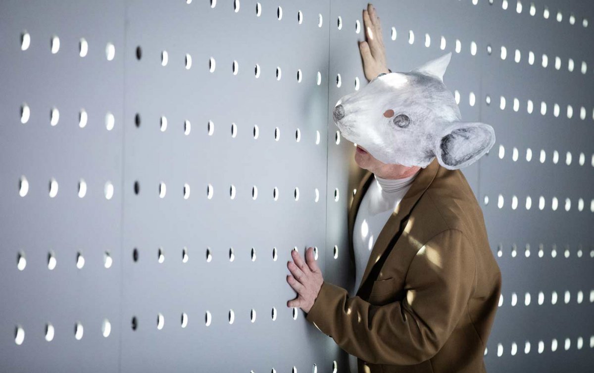 q"Der Eingang ist ein verzweifeltes an der Wand entlang Tasten, ein starres Verharren oder ein Fliehen." Gerhart Hauptmanns "Die Ratten" im Theater an der Gumpendorfer Straße. Foto: TAG/Anna Stöcher "Der Eingang ist ein verzweifeltes an der Wand entlang Tasten, ein starres Verharren oder ein Fliehen." Gerhart Hauptmanns "Die Ratten" im Theater an der Gumpendorfer Straße. Foto: TAG/Anna Stöcher
