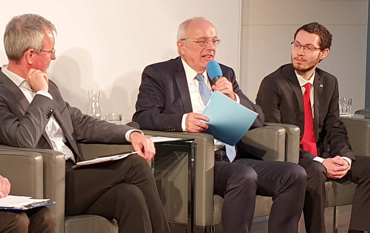 Klare Absage an Nationalismus: An der Europa-Debatte beteiligten sich neben Bischof Michael Bünker (Mitte) Roman Zeller von der SPÖ (re.), Friedhelm Frischenschlager (NEOS), Nikolaus Kunrath (Grüne) und Lukas Mandl (ÖVP). Moderiert wurde die Diskussion vo Klare Absage an Nationalismus: An der Europa-Debatte beteiligten sich neben Bischof Michael Bünker (Mitte) Roman Zeller von der SPÖ (re.), Friedhelm Frischenschlager (NEOS), Nikolaus Kunrath (Grüne) und Lukas Mandl (ÖVP). Moderiert wurde die Diskussion vo