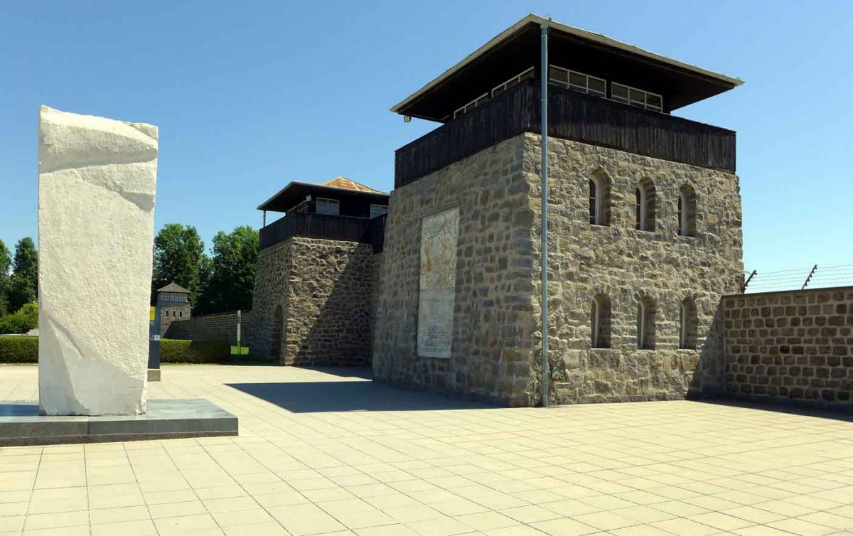 Das Eingangsgebäude zum KZ Mauthausen. Foto: wikimedia/dnalor01/cc by sa 3.0 Das Eingangsgebäude zum KZ Mauthausen. Foto: wikimedia/dnalor01/cc by sa 3.0