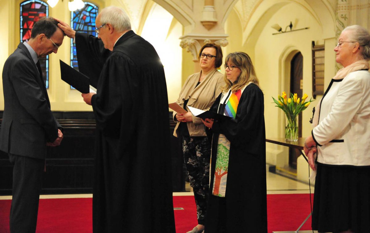 Bischof Bünker führte Peter Krömer in sein Amt als Synodenpräsident ein. Als Assistentinnen wirkten bei der Amtseinführung Oberkirchenrätin Gabriele Jandrasits, Pfarrerin Marianne Fliegenschnee und Superintendentialkuratorin Petra Mandl (v.r.). Foto: epd/