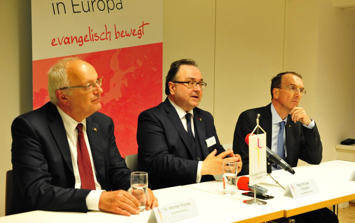 Beim Pressegespräch nach der Wahl: Der amtierende Bischof Michael Bünker, sein Nachfolger Michael Chalupka und Synodenpräsident Peter Krömer. Foto: epd/Uschmann Beim Pressegespräch nach der Wahl: Der amtierende Bischof Michael Bünker, sein Nachfolger Michael Chalupka und Synodenpräsident Peter Krömer. Foto: epd/Uschmann