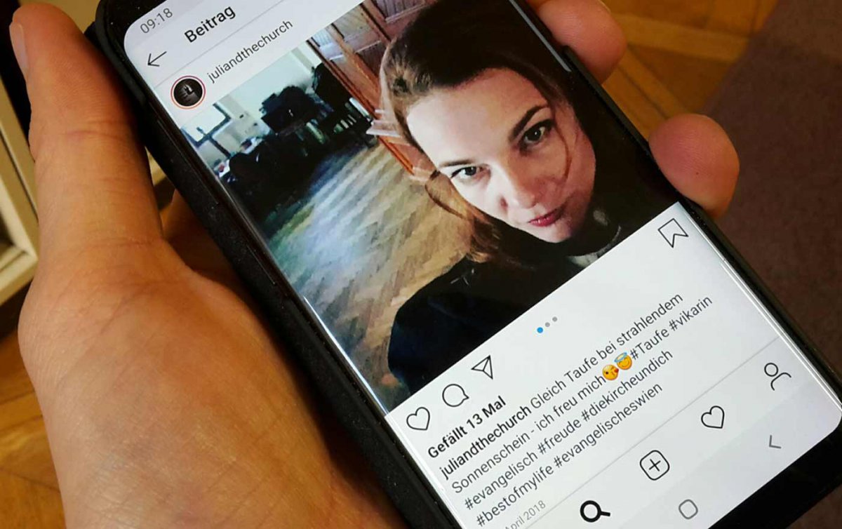 &quot;Einige Geistliche betreiben Blogs, YouTube-Kanäle, Facebook- oder Instagram-Accounts und erreichen dort mit ihren Gedanken, Bildern und Predigten weit mehr Menschen, als beim sonntäglichen Gottesdienst.&quot; Foto: epd/Windisch